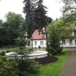 Dedek Park - Historyczny Dworek W Pieknym Parku Skaryszewskim Obok Stadionu Narodowego