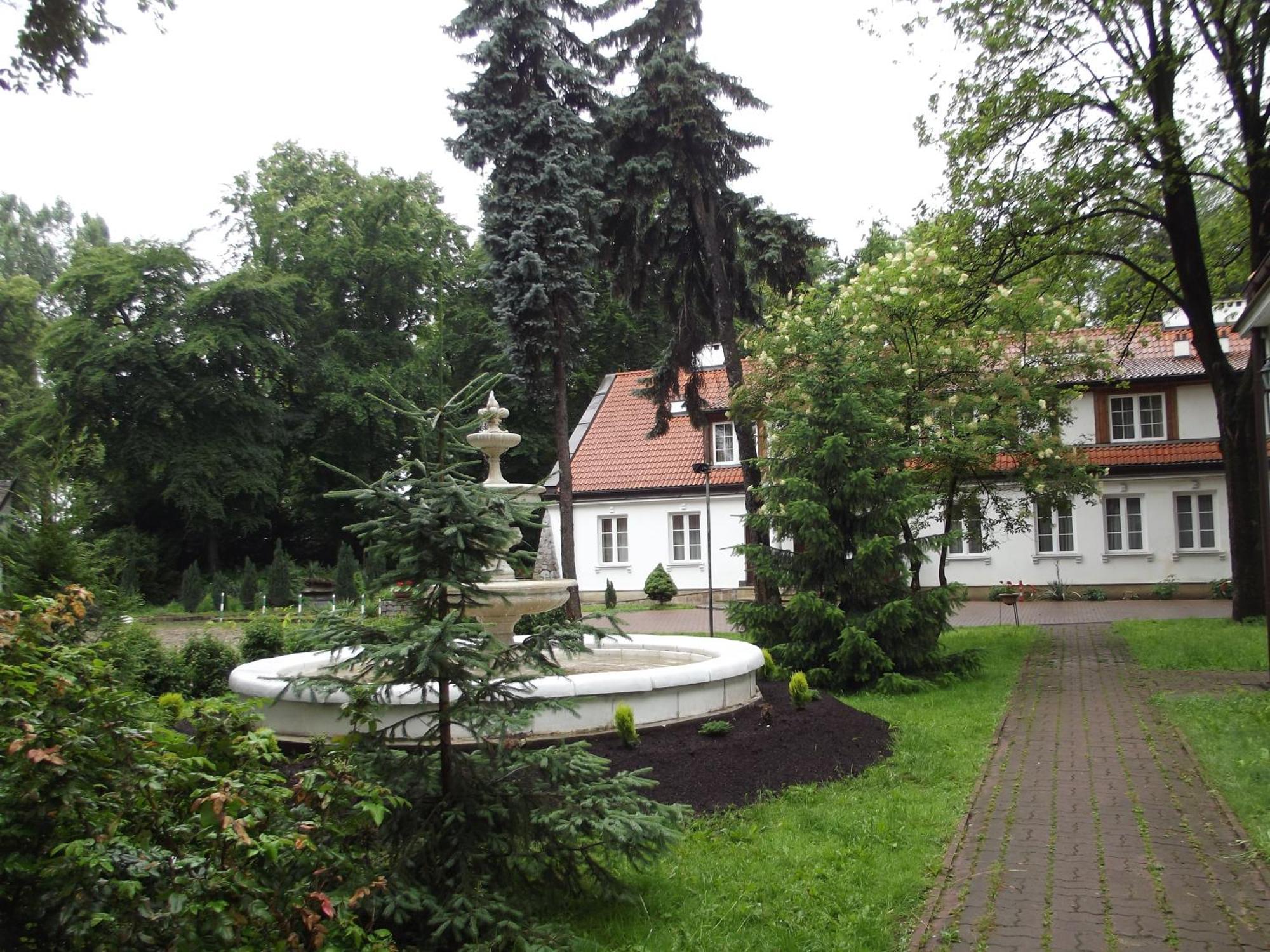 Dedek Park - Dworek W Pięknym Parku Skaryszewskim Obok Stadionu Narodowego