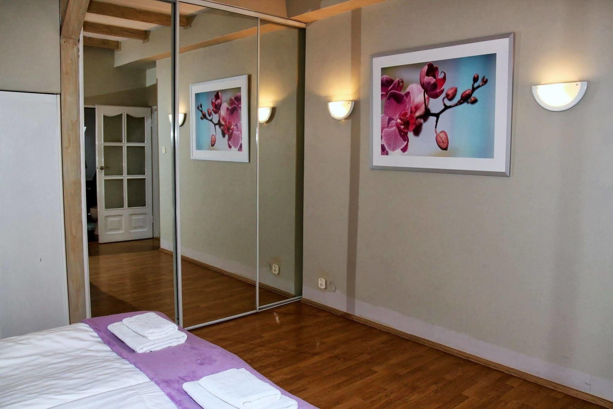 Dedek Park - Dworek W Pięknym Parku Skaryszewskim Obok Stadionu Narodowego Hotel apartamentowy 3*